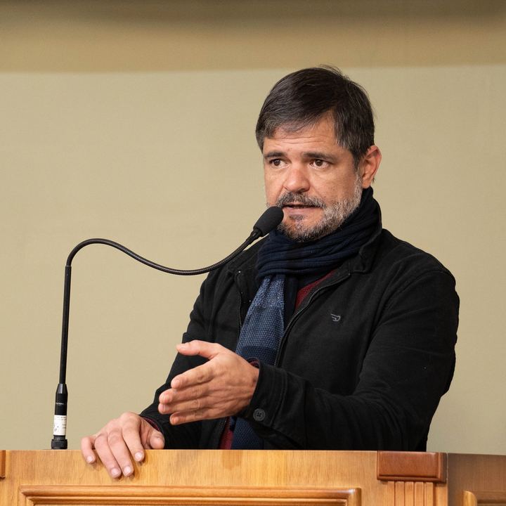 Na tribuna